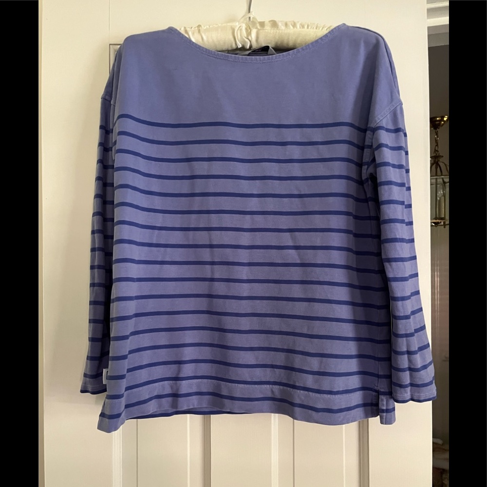 Vineyard Vines stripe purple and lilac 100% cotton top w/ boat neck side slits.